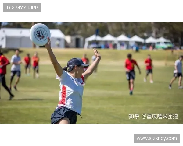 南京飞盘队与重庆飞盘队赛后复盘探讨团队协作的成功与不足